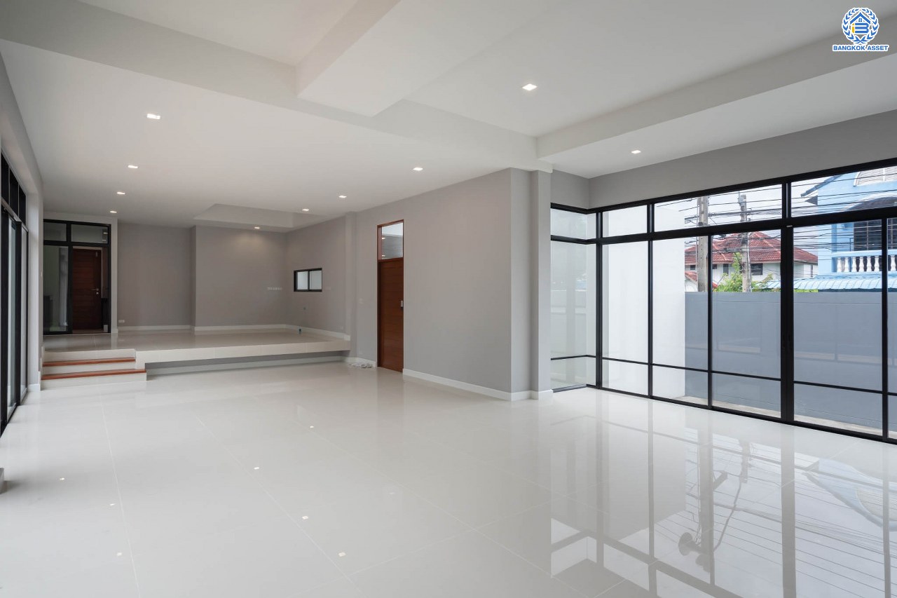 บ้านมือสองตกแต่งใหม่ ม.ซอย พหลโยธิน56 พหลโยธิน บ้านเดี่ยวหลังใหญ่ ภายในตกแต่งหรูหรา บนเนื้อที่เยอะถึง 98.60 ตร.ว. 3 ห้องนอน 3 ห้องน้ำ 2 ที่จอดรถ บรรยากาศเป็นส่วนตัว พร้อมมีสระน้ำในตัว บนพื้นที่กว่า 430 ตร.ม. บนทำเลที่ดี เชื่อมต่อถนน พหลโยธิน, ลำลูกกา, วิภาวดี-รังสิต เดินทางสะดวกใกล้รถไฟฟ้า สถานี "แยก คปอ, คูคต"